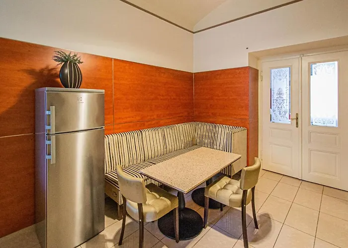 2bdr Flat Behind Museum