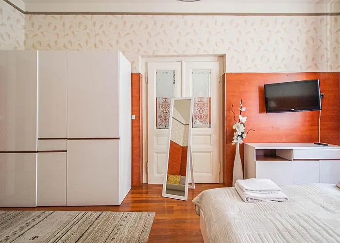 2bdr Flat Behind Museum