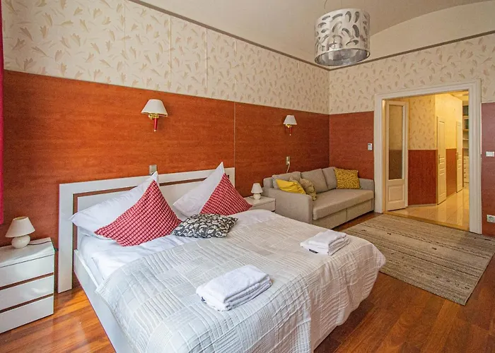 2bdr Flat Behind Museum *