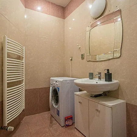 2bdr Flat Behind Museum 아파트